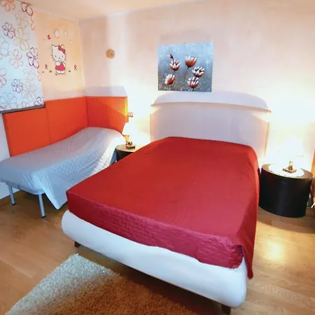 Nyaraló Four Bedroom Holiday Pg With A Fireplace 01 *