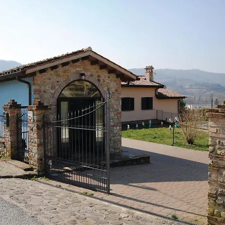 Four Bedroom Holiday Pg With A Fireplace 01
