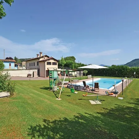 Nyaraló Four Bedroom Holiday Pg With A Fireplace 01