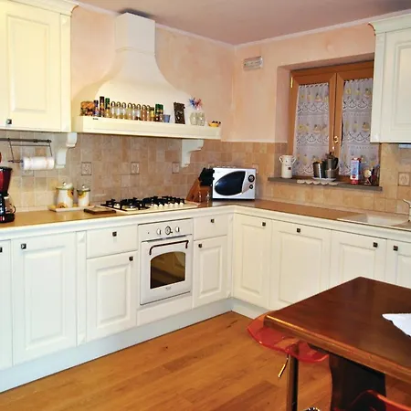 Nyaraló Four Bedroom Holiday Pg With A Fireplace 01